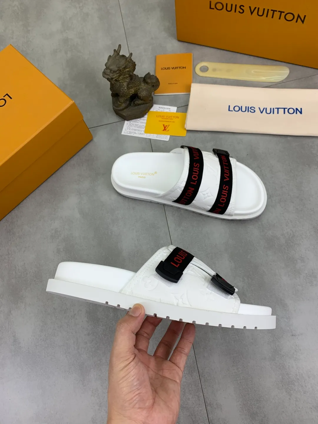 Men's shoes 💰P320💰【New style】🆘 Original quality 【LOUIS VUITTON】The popular Louis Vuitton LV men's slippers on the official website are on sale simultaneously! Original fabric imported from Italy, original factory special supply, code number: 38-44 (45 customized), many colors available